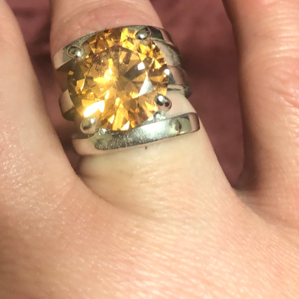 Silver swirled slightly adjustable citron ring